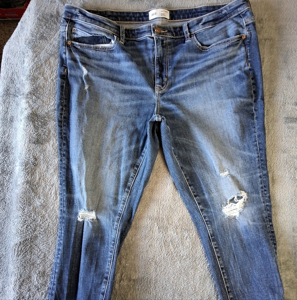 BKE Jeans Womens Size 38 Victoria Universal Fit Mid Rise Ankle Skinny Distressed - Picture 2 of 15